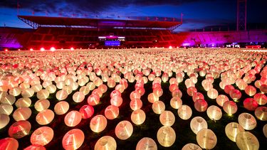 Een foto van lichtjes in het Olympisch Stadion, speciaal voor mensen die te maken hebben met kanker.