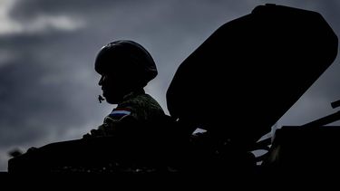 OIRSCHOT - Een militair bestuurt een voertuig tijdens de laatste voorbereidingen van de Nederlandse Landmacht voor hun bijdrage aan de NAVO-oefening Steadfast Defender. De landmacht levert zo’n 4.500 militairen aan de oefening. ANP REMKO DE WAAL