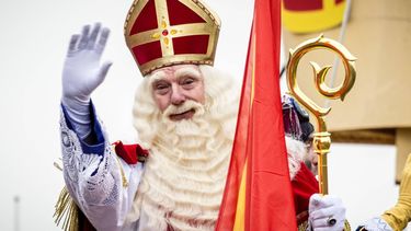 VIJFHEERENLANDEN - Sinterklaas komt aan met de stoomboot in de passantenhaven van Vianen. ANP ROB ENGELAAR