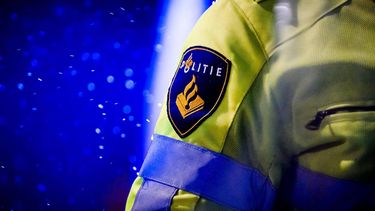 ROTTERDAM - Logo van de politie tijdens een alcoholcontrole in Rotterdam. ANP XTRA REMKO DE WAAL Minstens zeven Nederlanders doelwit van moordopdrachten via dark web