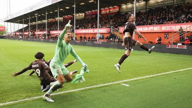 VOLENDAM - Telstar keeper Ronald Koeman jr viert de 1-2 tijdens de Nederlandse Eredivisie wedstrijd tussen FC Volendam en Telstar in het Kras stadion op 17 mei 2026 in Volendam, Nederland. SONNY LENSEN / ANP