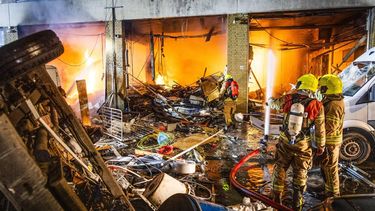 ROTTERDAM - Door een brand in een appartementencomplex aan de Schammenkamp zijn meerdere gewonden gevallen. Bij een garagebox hebben explosies plaatsgevonden en daardoor is een voertuig in brand gevlogen. Dat vuur is vervolgens overgeslagen naar het wooncomplex. ANP JEFFREY GROENEWEG