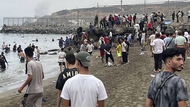 epa13143408 Hundreds of migrants who entered Ceuta irregularly return to Morocco via the border breakwater separating the Spanish autonomous city from the neighboring country, in Ceuta, Spain, 31 July 2026.  EPA/REDUAN DRIS