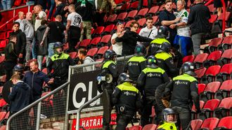 Politie grijpt in vanwege rellen bij FC Twente.