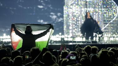 BASEL - Een bezoeker houdt een Palestijnse vlag omhoog tijdens het optreden van Yuval Raphael voor Israël tijdens de laatste repetitie voor de tweede halve finale van het Eurovisie Songfestival. ANP SANDER KONING