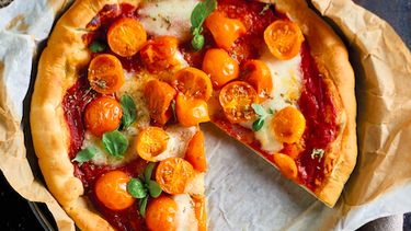Recept: Pizza met buffelmozzarella en gele tomaatjes