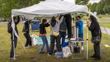 TER APEL - MiGreat zet een tent op bij het aanmeldcentrum. Het aangepaste aanmeldproces van de Immigratie- en Naturalisatiedienst (IND) is in werking. JILMER POSTMA / ANP