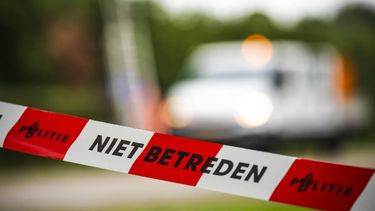 OVERASSELT - Een niet betreden lint in Overasselt, waar een man werd doodgeschoten en twee agenten zwaargewond raakten. Tot nu toe zijn 34 verdachten aangehouden. Van velen van hen is nog niet duidelijk wat precies hun rol in de gewelddadigheden is geweest. FREEK VAN DEN BERGH / ANP