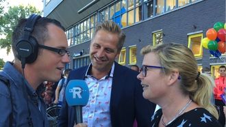 Hugo de Jonge met schooldirectrice Claudia Baur en een verslaggever van Rijnmond. /De Globetrotter