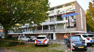 TERNEUZEN - Politie bij een woning in de Vincent van Goghstraat, waar een moeder en haar kind overleden zijn gevonden. Zij zijn door geweld om het leven gekomen, meldt de politie. ANP PROVICOM