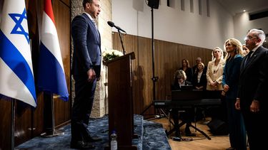 AMSTERDAM - Het israëlisch volkslied wordt gezongen tijdens een herdenking voor de slachtoffers van de aanslagen van 7 oktober 2023 in Israël. De herdenking vindt plaats in de Amsterdam Modern Orthodox Synagogue. RAMON VAN FLYMEN / ANP