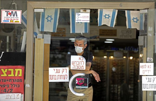 Een foto van een man met een mondkapje in Israël