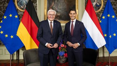 VOORSCHOTEN - Minister-president Rob Jetten heeft een ontmoeting met de Duitse bondspresident Frank-Walter Steinmeier voorafgaand aan een regeringslunch bij Kasteel Duivenvoorde. De lunch vond plaats in het bijzijn van koning Willem-Alexander en koningin Máxima. Steinmeier bracht een driedaags staatsbezoek aan Nederland. REMKO DE WAAL / ANP