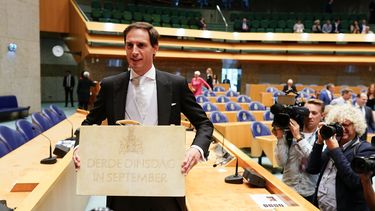 Een foto van minister Hoekstra met het koffertje van Prinsjesdag