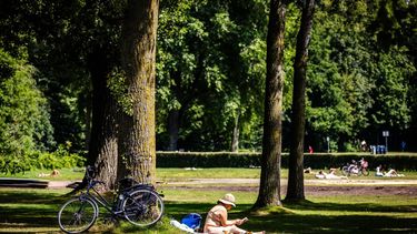 ROTTERDAM - Mensen genieten van het mooie weer langs de Kralinge plas. De komende dagen wordt het steeds warmer en daarom geldt er code geel voor het hele land, behalve de Wadden. Het KNMI zegt dat er kans is op aanhoudend warm weer, met een hoge luchtvochtigheid en een hogere nachttemperatuur. Ook is in het hele land het Nationaal Hitteplan van kracht. JEFFREY GROENEWEG / ANP
