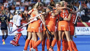 AMSTELVEEN - Speelsters van Nederland vieren de 1-0 van Frédérique Matla van Nederland  tijdens de halve finale op het WK hockey tussen Nederland en België in het Wagener Stadion. KOEN VAN WEEL / ANP