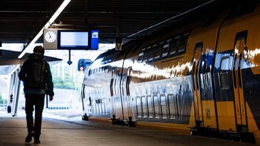 UTRECHT - Een reiziger op station Utrecht Centraal tijdens een staking van NS-personeel, dat staakt voor meer loon. De staking beslaat het gebied rond Utrecht, een belangrijke spil in het spoornet waardoor er in het hele land geen treinverkeer mogelijk is. ANP JEFFREY GROENEWEG