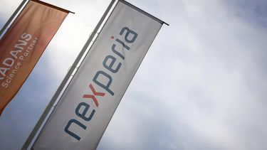 NIJMEGEN - Vlaggen van Nexperia. De Nederlandse regering en de ondernemingskamer van het gerechtshof in Amsterdam hebben ingegrepen bij de Nijmeegse chipmaker, meldt de Chinese eigenaar Wingtech. Het resultaat is dat Wingtech-topman Zhang Xuezheng voorlopig aan de kant is gezet als topman van Nexperia. ANP MARCEL KRIJGSMAN