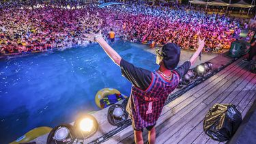 Het zwembadfeest Wuhan met duizenden feestende Chinezen