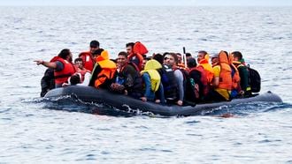 Kind van 1 jaar zonder ouders op migrantenboot bij Italië aangekomen, bootje