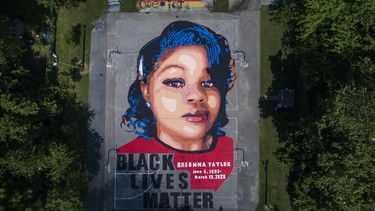 Op deze foto is een muurschildering van Breonna Taylor te zien, met daaronder 'Black Lives Matter'.