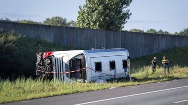 WEZEP - Hulpverleners op de A28 bij Wezep (Gelderland) waar meerdere gewonden zijn gevallen bij een ongeluk met een touringcar en een bestelbus. In de bus zouden meer dan vijftig mensen hebben gezeten. JEROEN JUMELET / ANP