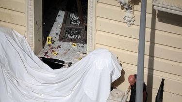 A member of a bomb disposal team operates the day after an allaged attack involving an explosive device in the lobby of a residential building, in Monaco on June 30, 2026.  Law enforcement officers were deployed on the morning of June 30, 2026, in Monaco and the surrounding area in an attempt to track down the suspect in the parcel bomb explosion that rocked the principality on the evening of June 29, 2026 seriously injuring a Ukrainian oligarch and two of his relatives.
Valery HACHE / AFP
