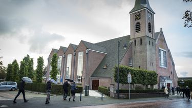 Een foto van de kerk in Staphorst waar vandaag veel minder mensen naar de dienst gaan dan vorige week