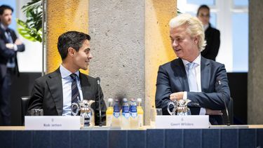 DEN HAAG - Fractievoorzitters Rob Jetten van D66 en Geert Wilders van de PVV voor een bijeenkomst met alle fractievoorzitters. Tijdens de bijeenkomst werd de uitslag van de Kamerverkiezingen besproken en werd een verkenner aangesteld voor de vorming van een nieuw kabinet. ANP REMKO DE WAAL