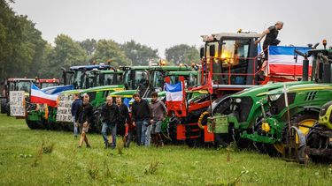 DIEVERBRUG - Boeren verzamelen zich voor de Drentse Stikstofmars. Vanuit drie plaatsen wordt naar het provinciehuis in Assen gereden, om daar te protesteren tegen het stikstofbeleid. VINCENT JANNINK / ANP