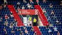 Een foto van fans van Feyenoord bij een training