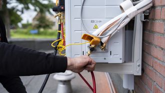 Minister belooft: verplichte hybride warmtepomp mag huiseigenaar niet op hoge kosten jagen 