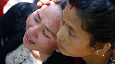 epa13194044 A woman mourns as rescuers conduct search and rescue operations following a flash flood in Trishuli Bazar, Nuwakot district, Nepal, 27 August 2026. More than 160 people have died and hundreds remain missing across northern Nepal after a suspected avalanche triggered massive flash floods and mudslides along the Bhotekoshi and Trishuli river near the Nepal-Tibet border, causing widespread destruction to settlements and infrastructure, according to local authorities.  EPA/NARENDRA SHRESTHA