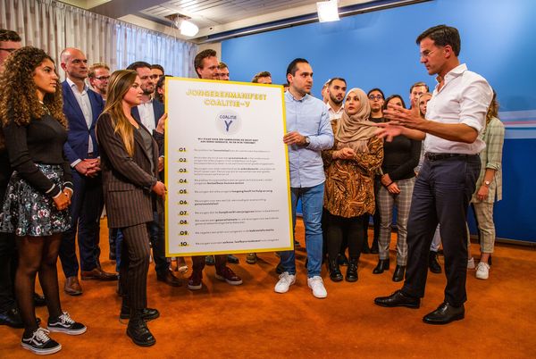Coalitie-Y overhandigt manifest aan Rutte 