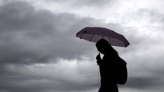 AMSTERDAM - Mensen trotseren de regen in de hoofdstad. Het zomerse weer is definitief voorbij en het herfstweer zorgt op verschillende plekken voor overlast. ANP RAMON VAN FLYMEN