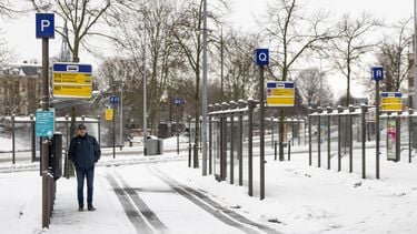 GRONINGEN - Busvervoer in het noorden van het land ligt grotendeels stil door sneeuwval. Er geldt code oranje in Friesland, Groningen en Drenthe en de Waddeneilanden om sneeuw en harde wind. Door de harde wind wordt sneeuw weggeblazen en kunnen sneeuwbanken ontstaan. WOUTER DE WILDE / ANP