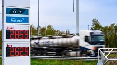 BREDA - Bij een Shell tankstation langs snelweg A16 is de prijs van diesel inmiddels gestegen naar 2,859 per liter. TOM VAN DER PUT / ANP