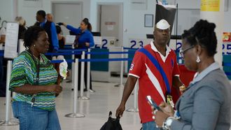 Volgens epidemioloog Izzy Gerstenbluth moet Curaçao de grenzen met Sint-Maarten sluiten vanwege de stijgingen in het aantal besmettingen daar.