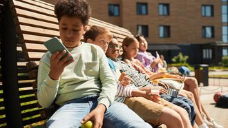 Onderzoek: smartphoneverbod op school bespaart tijd, maar maakt leerlingen niet per se gelukkiger