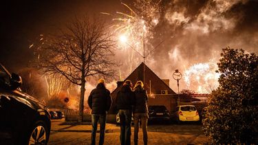 MAASDAM - Buurtbewoners van een wijk in Maasdam luiden met vuurwerk het nieuwe jaar in. Na instemming van zowel de Tweede als de Eerste Kamer komt er waarschijnlijk een landelijk verbod op consumentenvuurwerk. Het verbod treedt mogelijk volgend jaar in werking. ANP JEFFREY GROENEWEG