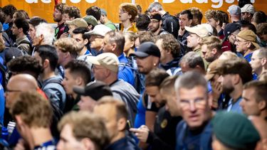 NIJMEGEN - Wandelaars starten op de Wedren op de eerste wandeldag van de Vierdaagse. De eerste lopers zijn om 04.00 uur van start gegaan met de route door de Betuwe, ook wel bekend als de dag van Elst. SEM VAN DER WAL / ANP