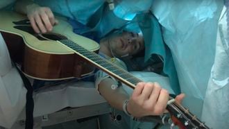 Jelle van Tilburg speel gitaar tijdens operatie