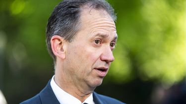 DEN HAAG - Eddy van Hijum, minister van Sociale Zaken en Werkgelegenheid, staat de pers te woord voorafgaand aan de ministerraad. Het kabinet komt wekelijks bijeen in het Catshuis, de officiele ambtswoning van de premier. ANP LINA SELG pensioen
