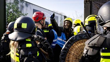 BIDDINGHUIZEN - Figuranten en agenten van de Mobiele Eenheid (ME) tijdens een oefening van de ME in een oefendorp op het terrein van pretpark Walibi. In negen weken tijd oefenen alle ME’ers van Nederland hier een paar dagen voor de Navo-top. ANP SEM VAN DER WAL