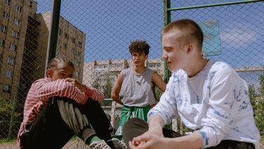 Opvoedvraag: 'Mijn puber (14) is een meeloper, wat moet ik doen?