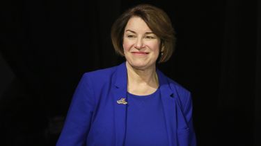 Senator Amy Klobuchar stapt uit Democratische voorverkiezingen