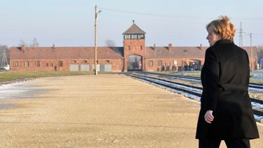Merkel: schaamte voor gruweldaden in Auschwitz