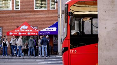 DEN BOSCH - Werknemers op een stakingsbijeenkomst op Station 's-Hertogenbosch tijdens een landelijke staking in het stads- en streekvervoer. Vakbonden FNV en CNV hebben de staking georganiseerd nadat cao-onderhandelingen zijn stukgelopen. ROBIN VAN LONKHUIJSEN / ANP