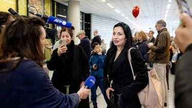 SCHIPHOL - Journalisten bevragen reizigers in de aankomsthal na terugkeer vanuit het Midden-Oosten. De KLM en ook Emirates vlogen reizigers terug die gestrand waren door de oorlog in Iran. RAMON VAN FLYMEN / ANP