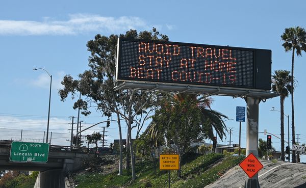 Op deze foto zie je een digitaal bord langs de highway in Los Angeles welke waarschuwd om thuis te blijven om COVID-19 zo min mogelijk te verspreiden